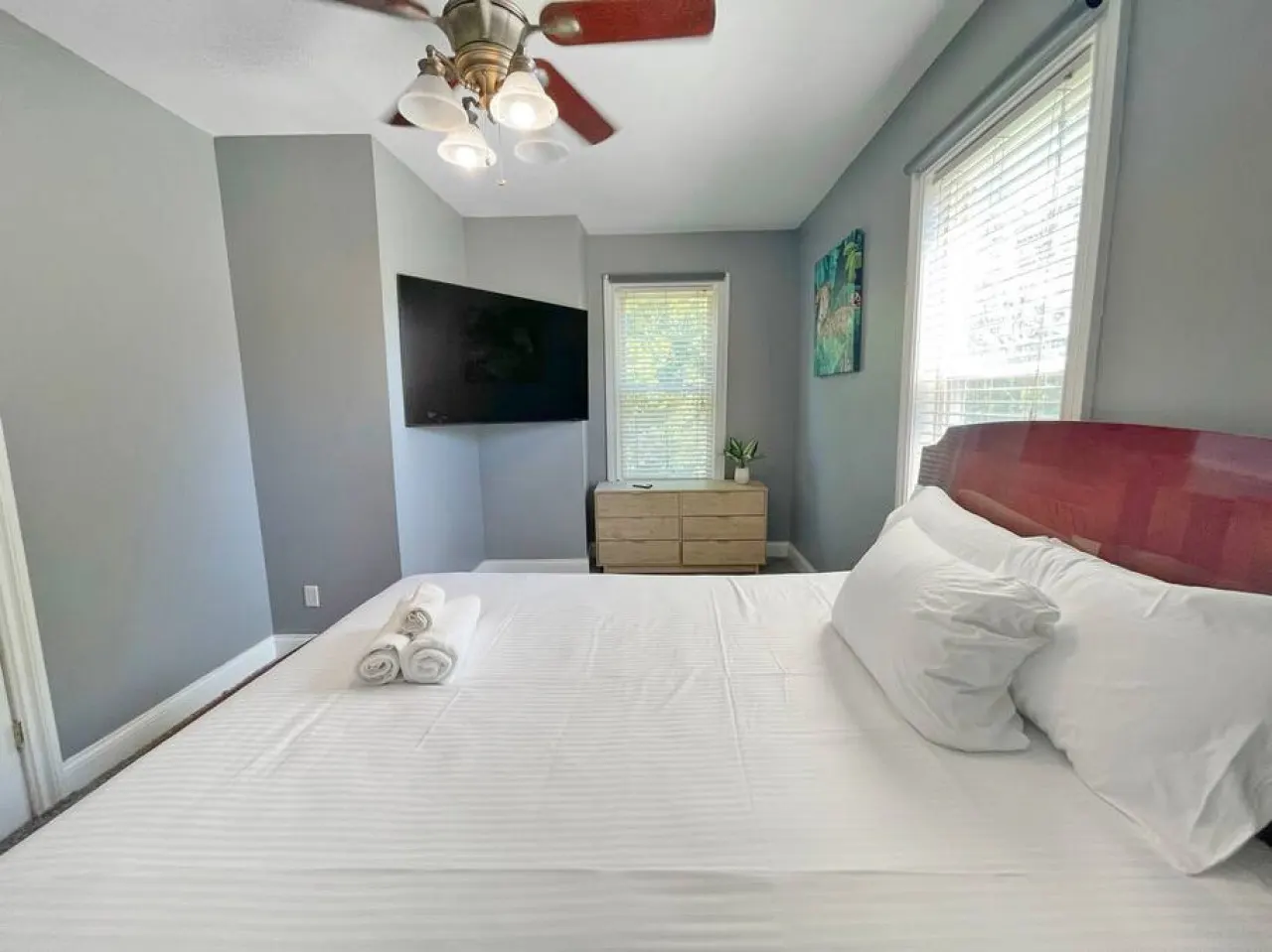 Comfortable 3-Bedroom Home 3-min drive to Downtown 19