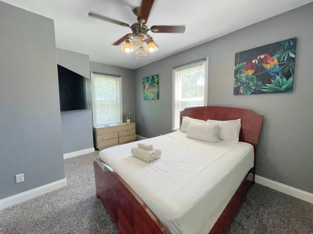 Comfortable 3-Bedroom Home 3-min drive to Downtown 20