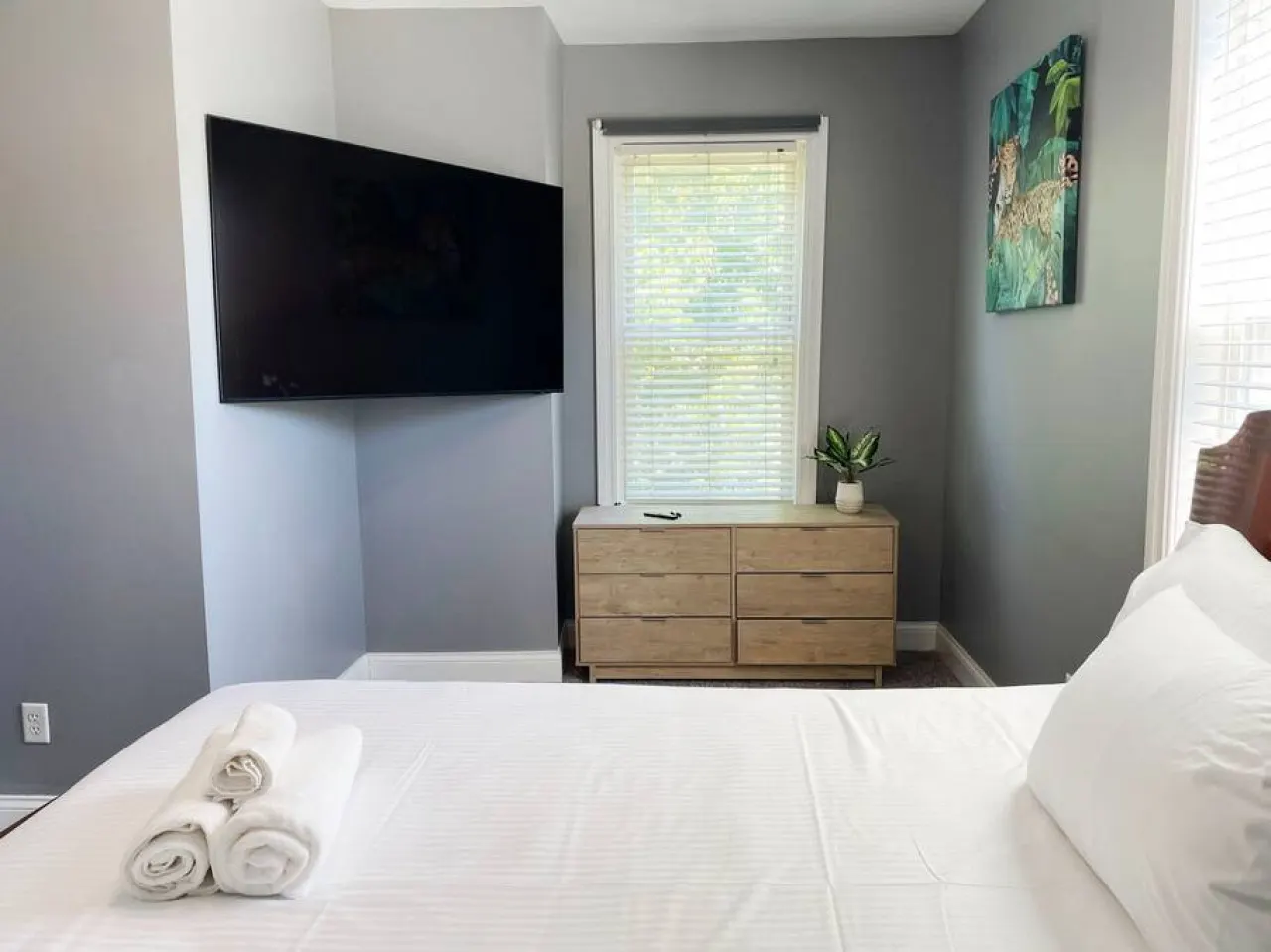 Comfortable 3-Bedroom Home 3-min drive to Downtown 4