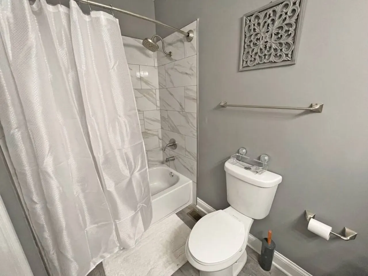 Comfortable 3-Bedroom Home 3-min drive to Downtown 6