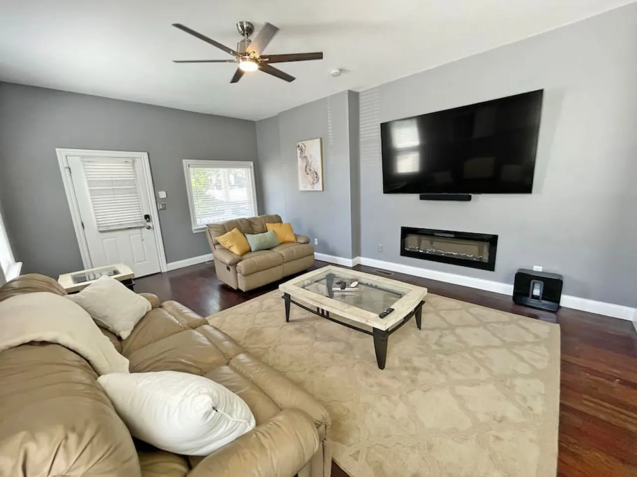 Comfortable 3-Bedroom Home 3-min drive to Downtown 7