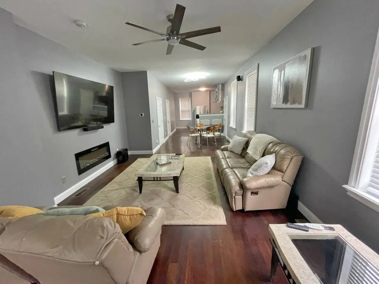 Comfortable 3-Bedroom Home 3-min drive to Downtown 8