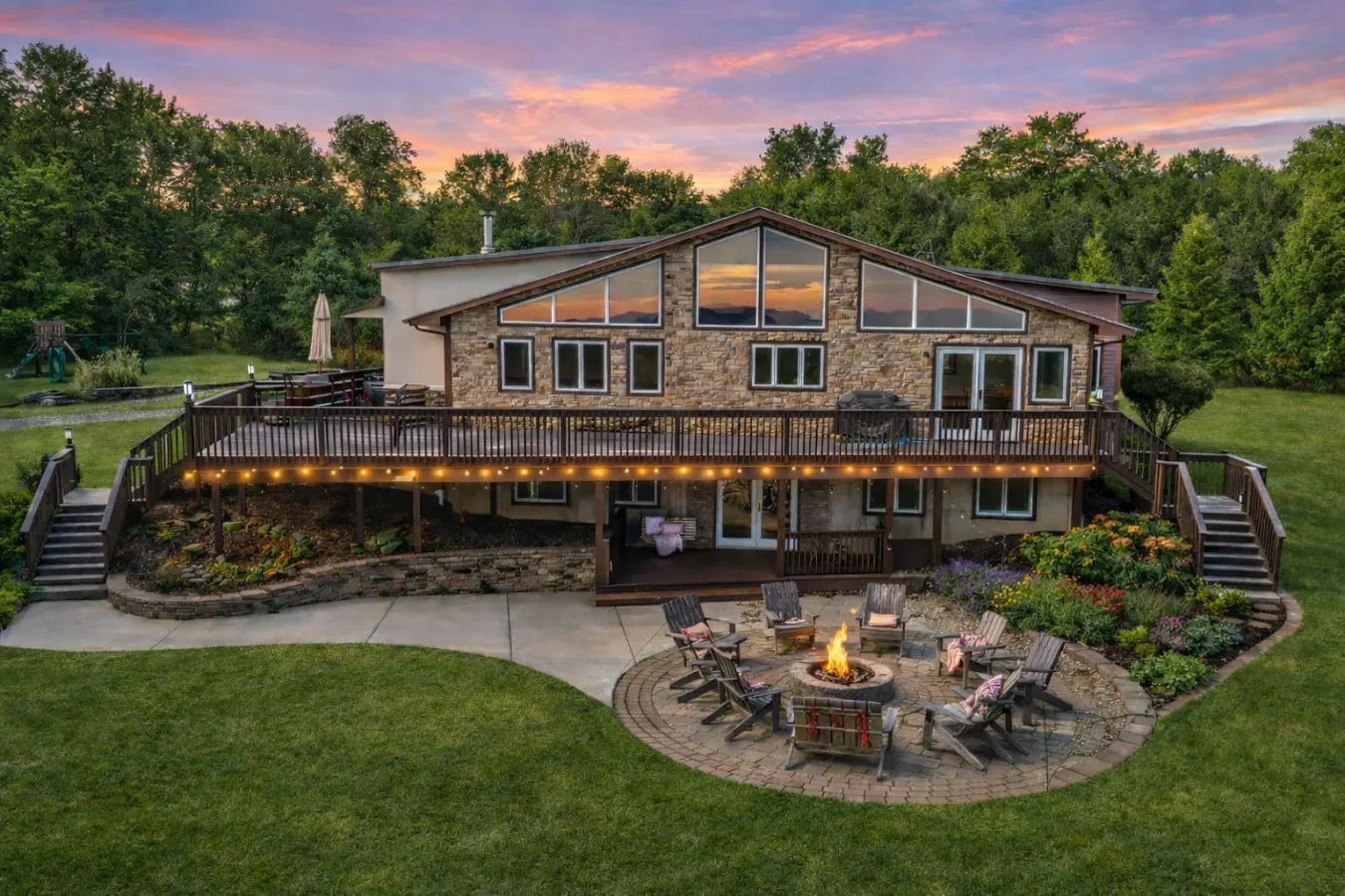Beautiful Chalet with VIEWS/Pool/Hot tub/Pond!