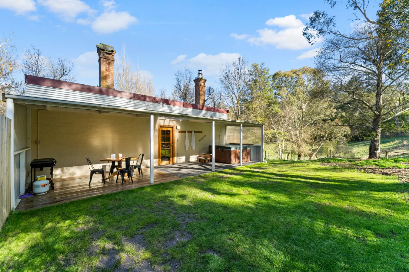 Orchard Cottage—A Leafy Peaceful Retreat with Spa — photo 5