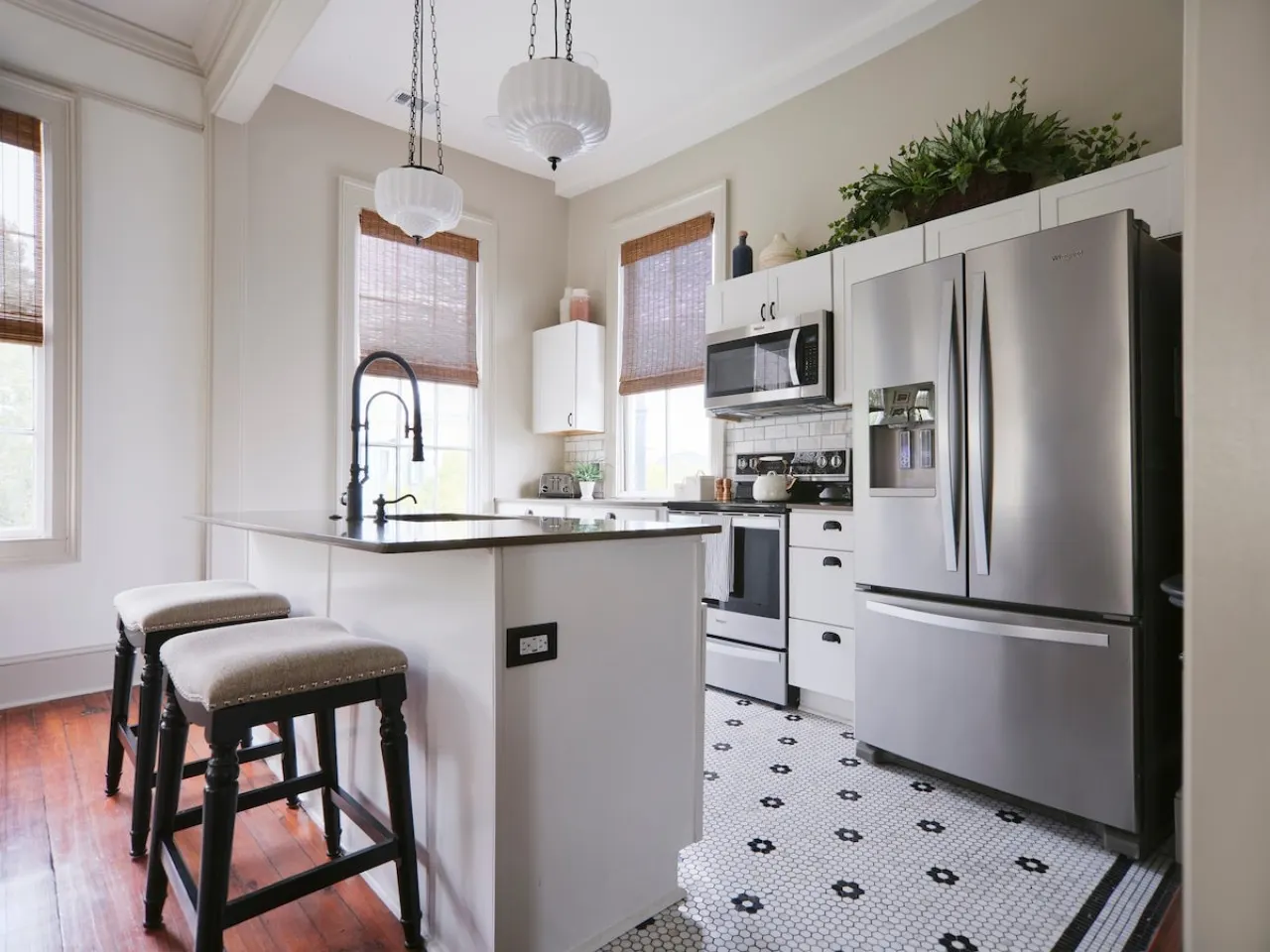 Renovated Historic Home by Forsyth Park - 4BR with a Common Area and 5 Baths + Porches 9