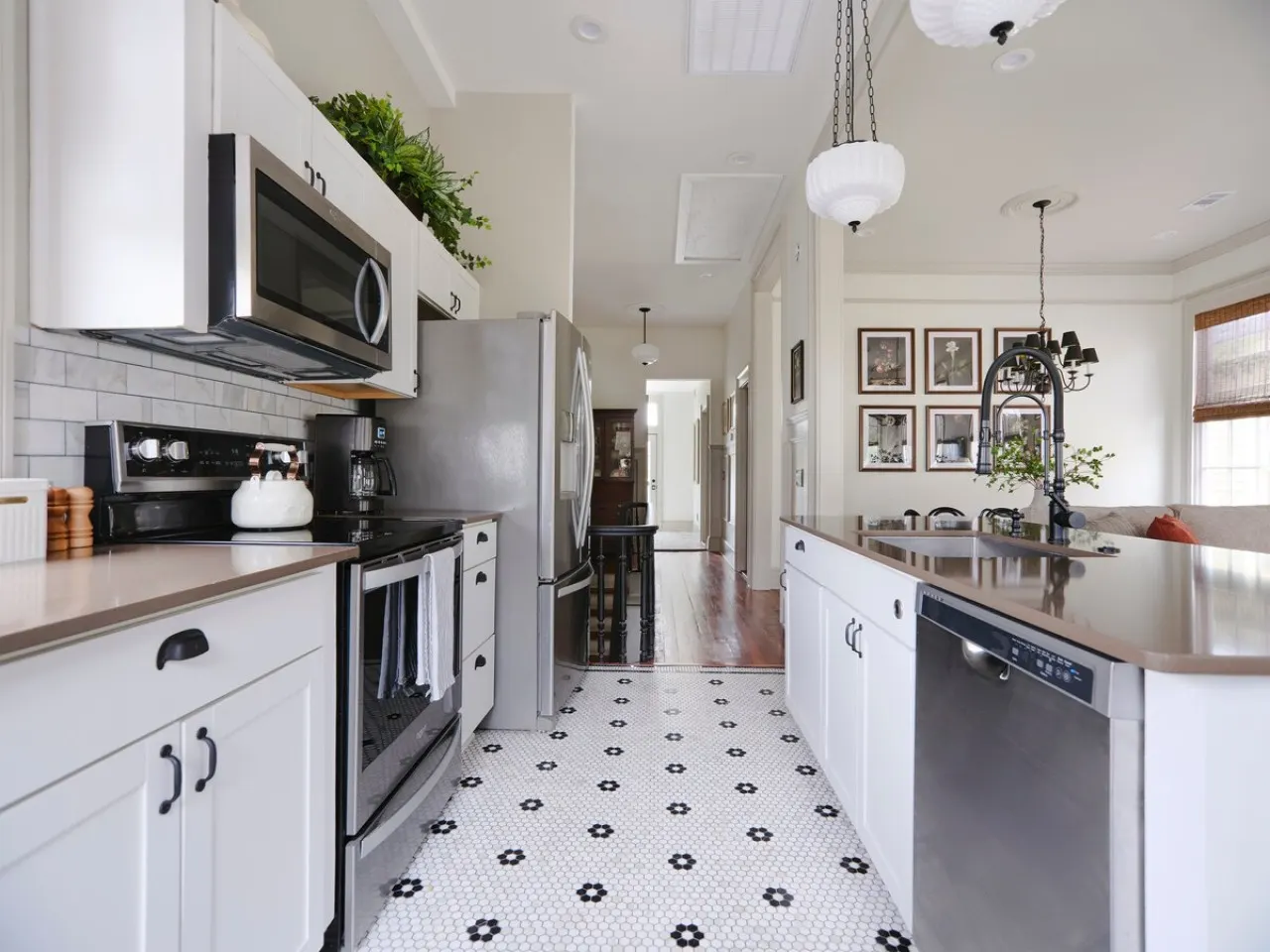 Renovated Historic Home by Forsyth Park - 4BR with a Common Area and 5 Baths + Porches 7