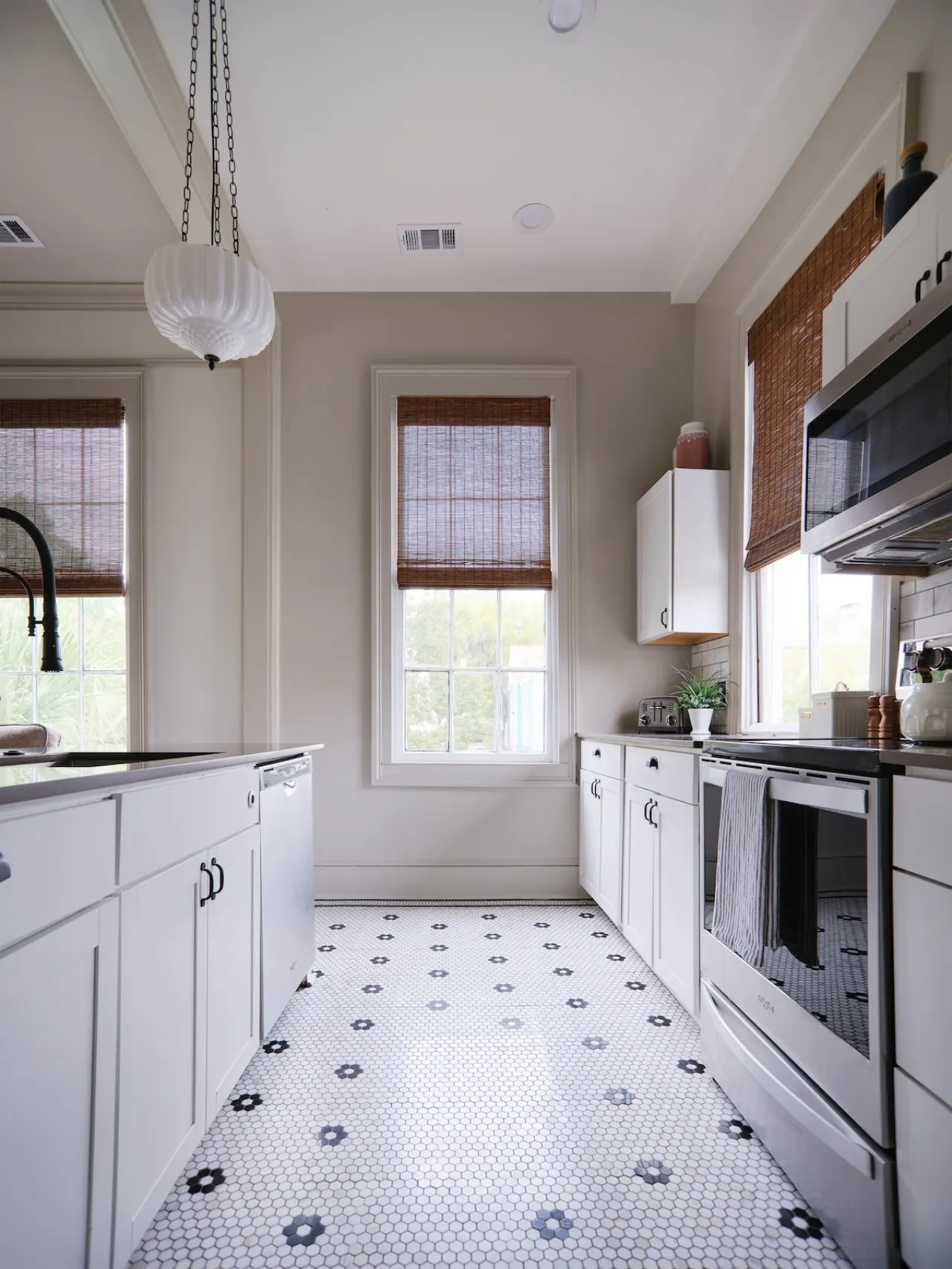 Renovated Historic Home by Forsyth Park - 4BR with a Common Area and 5 Baths + Porches 8