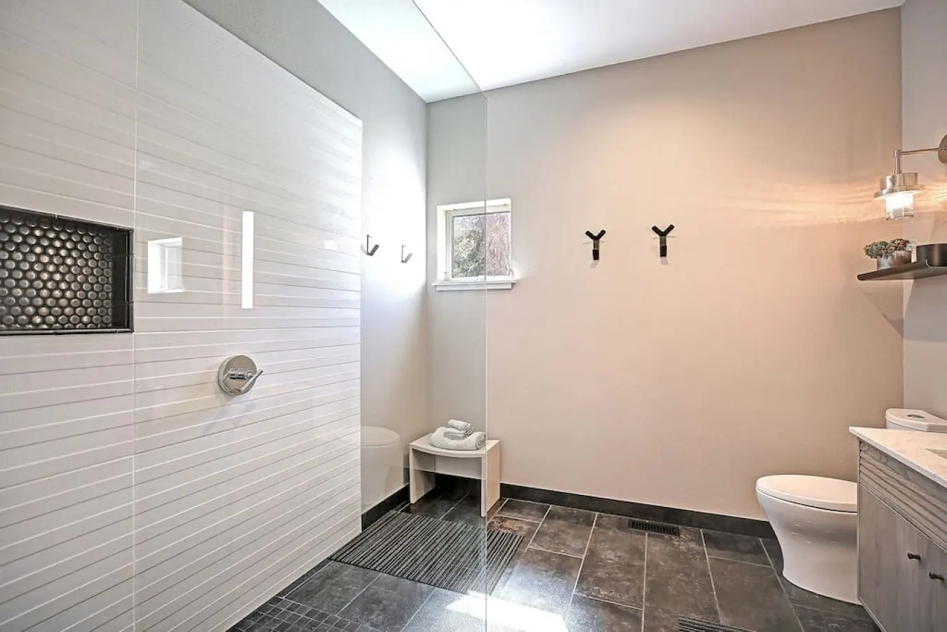 Waterfront Beach House 4BD Hot Tub Outdoor Shower 10