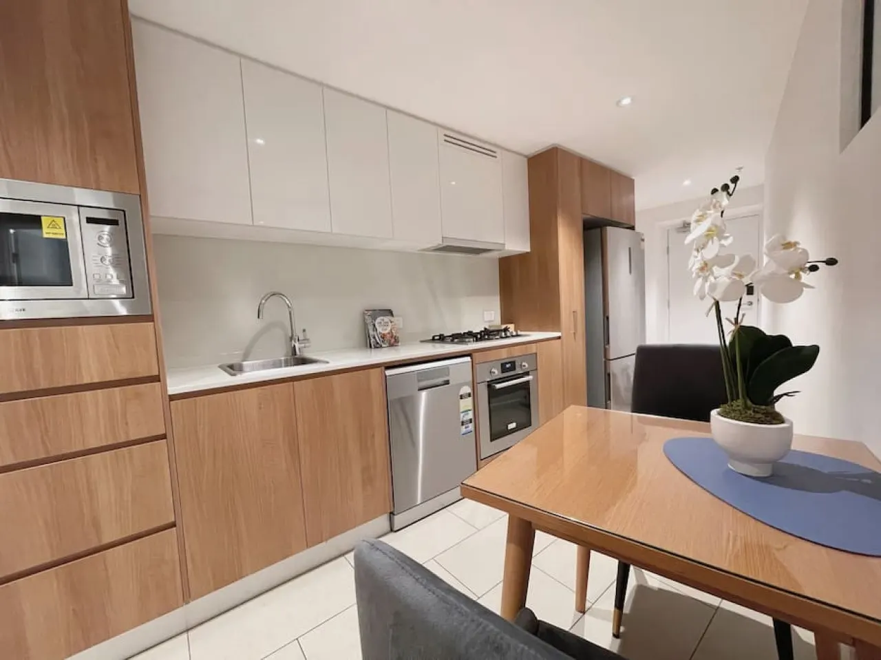 CBD Cozy 2Beds Apt at Tallest building 13