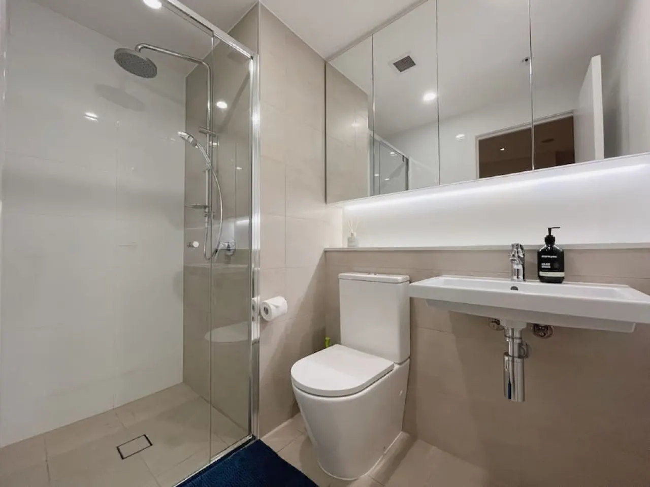 CBD Cozy 2Beds Apt at Tallest building 14