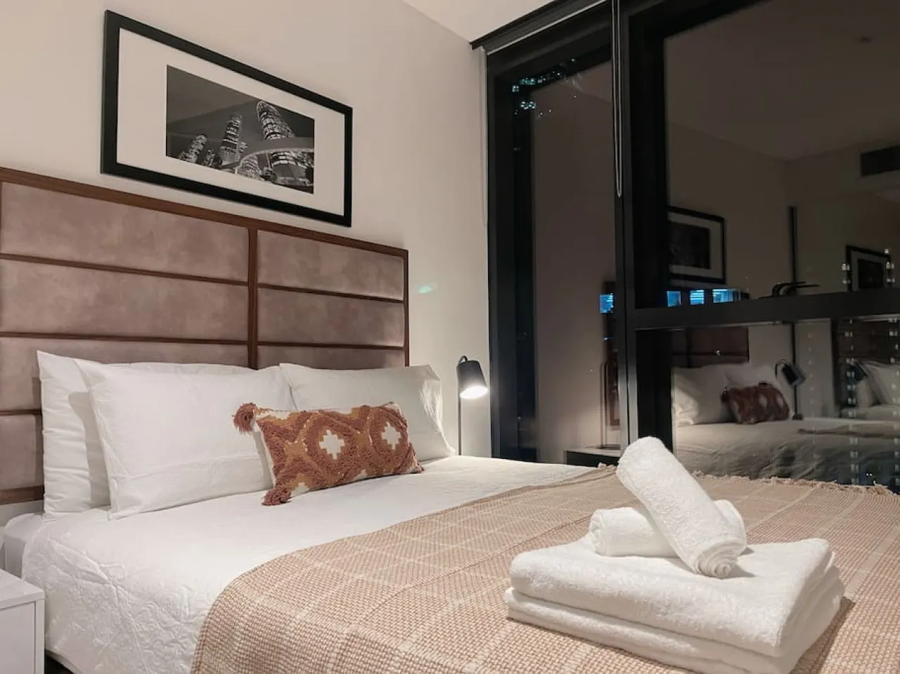 CBD Cozy 2Beds Apt at Tallest building 8