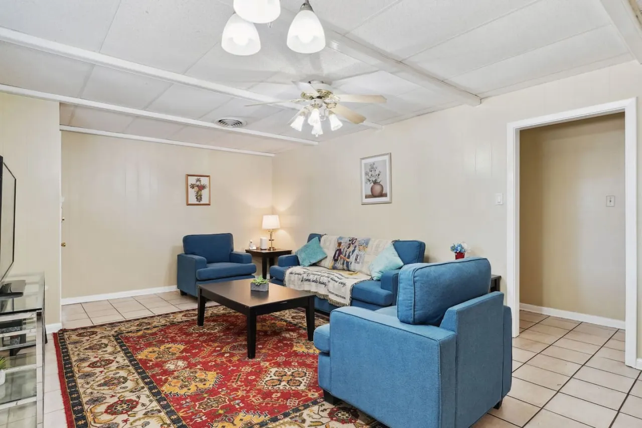 Luxurious 3-Bedroom Retreat: Your Gateway to New Orleans Fun! — photo 4