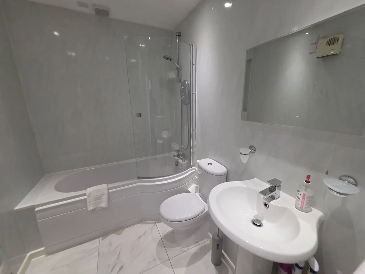 Hullidays Priory West 》Luxury 2 Bed Apartment — photo 5
