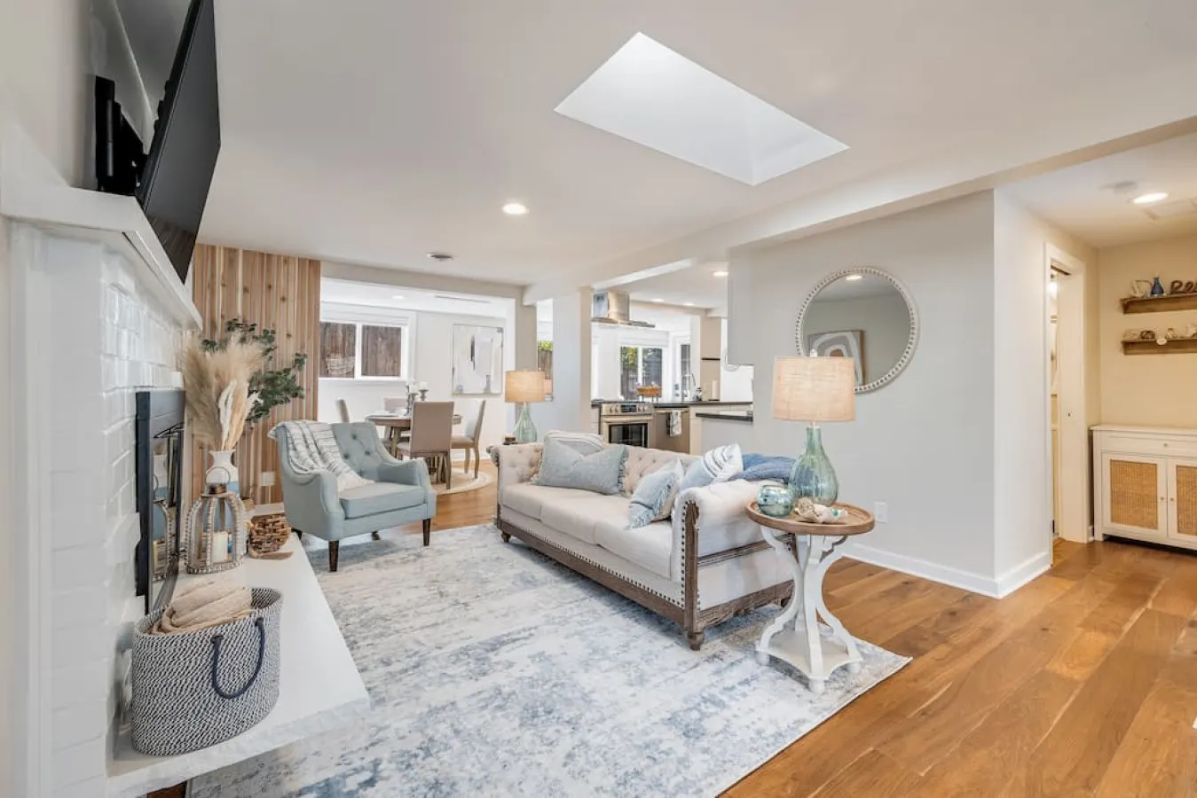 Cottage Gem ~ Min to Waterfront 13
