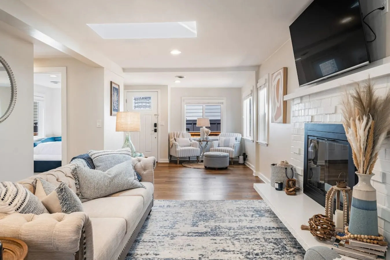 Cottage Gem ~ Min to Waterfront 16