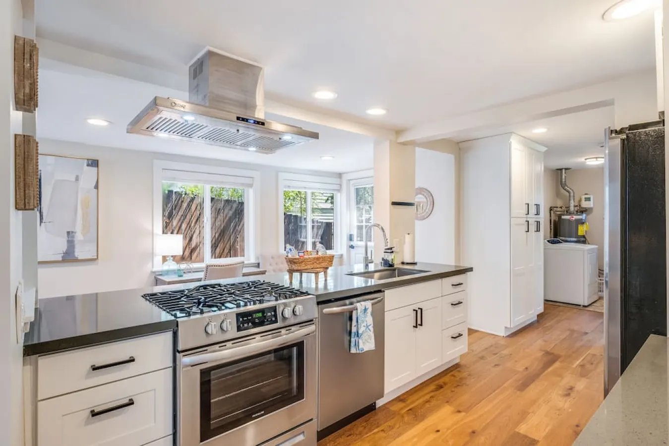 Cottage Gem ~ Min to Waterfront 17