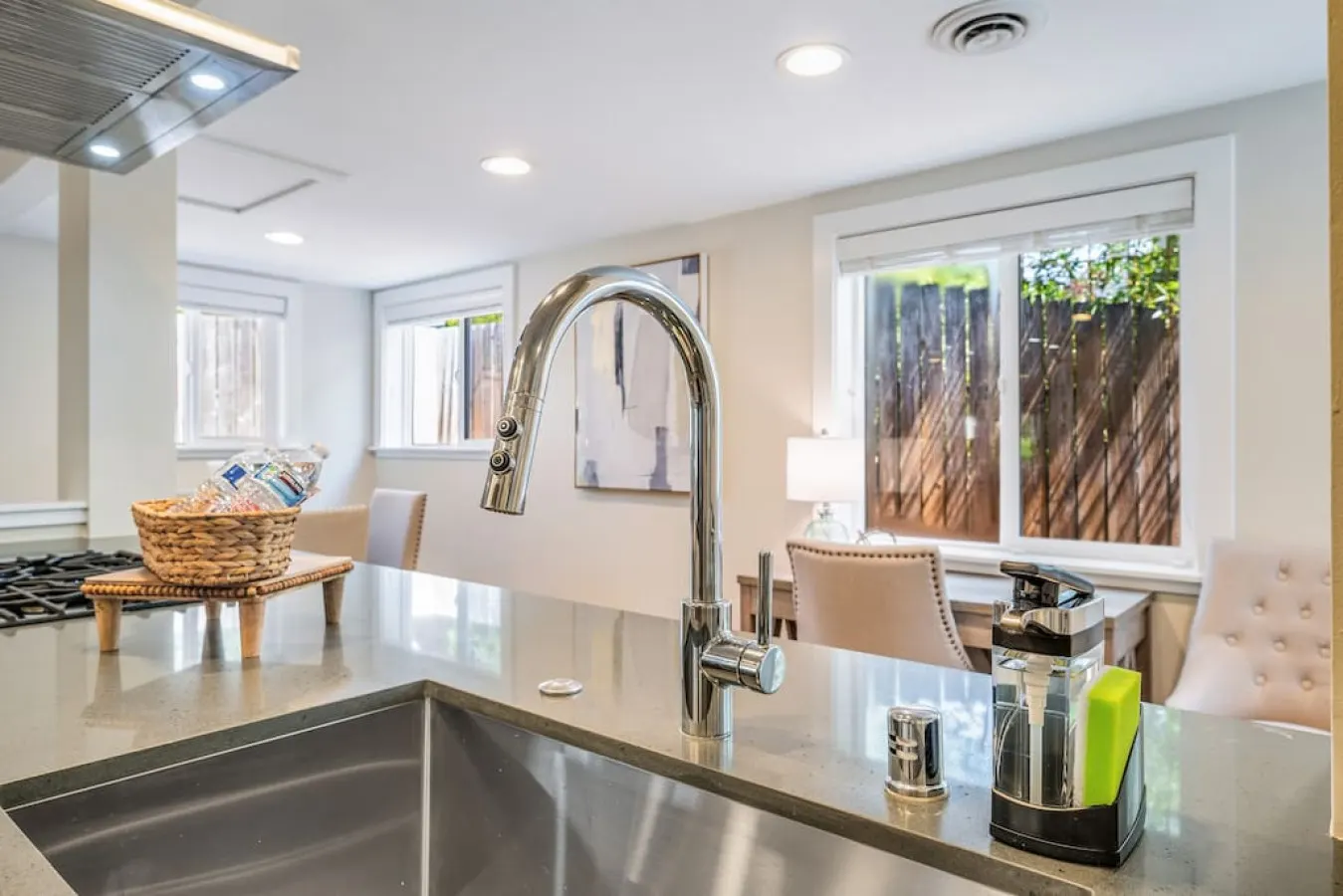 Cottage Gem ~ Min to Waterfront 20