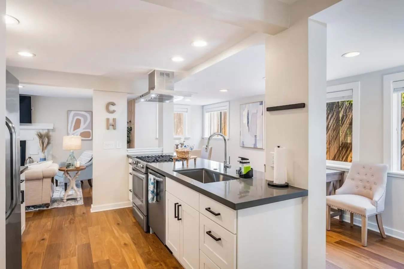 Cottage Gem ~ Min to Waterfront 3