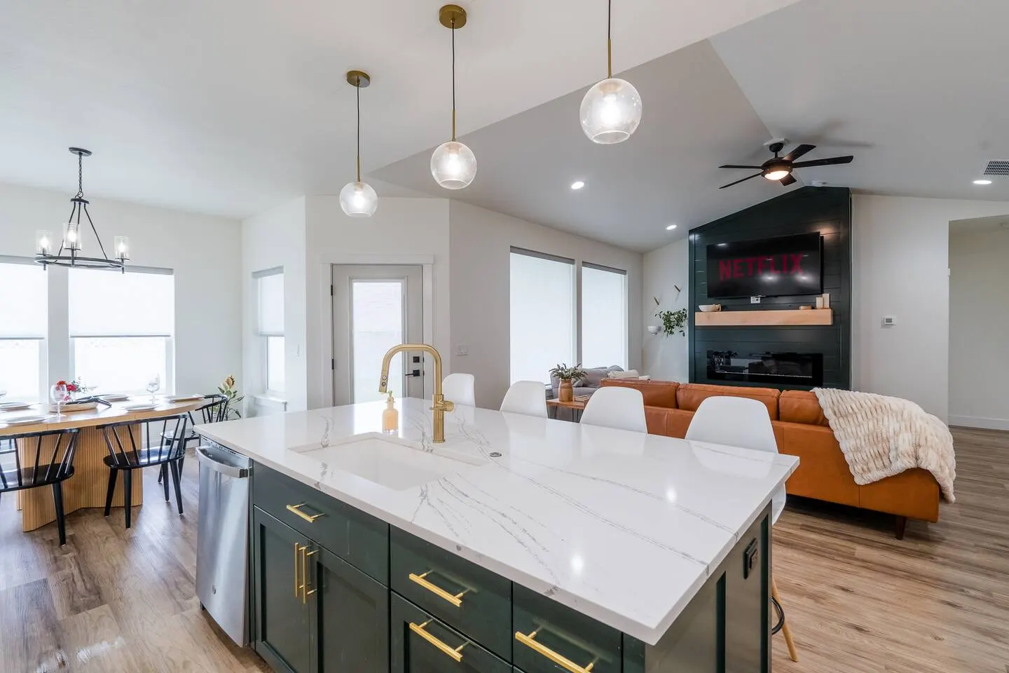Chic & Stylish | King bd | Fireplace | Fenced Yard