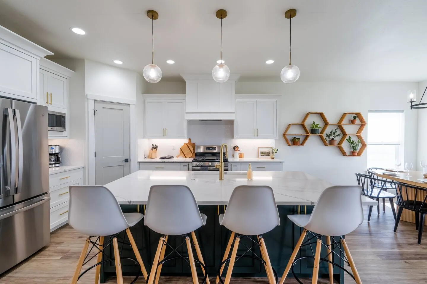 Chic & Stylish | King bd | Fireplace | Fenced Yard — photo 4