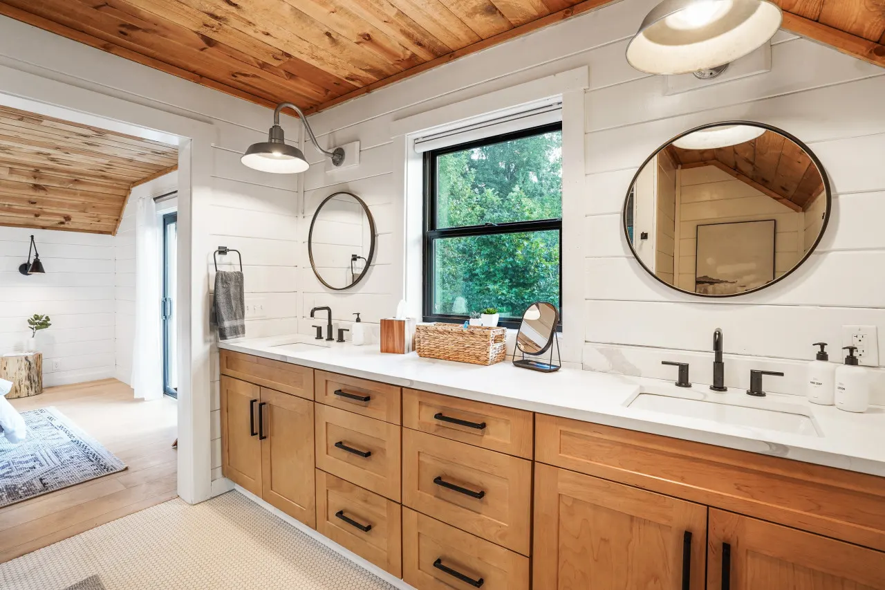 The Everwoods Lodge: Mountain-Modern Cabin in the Hocking Hills 12
