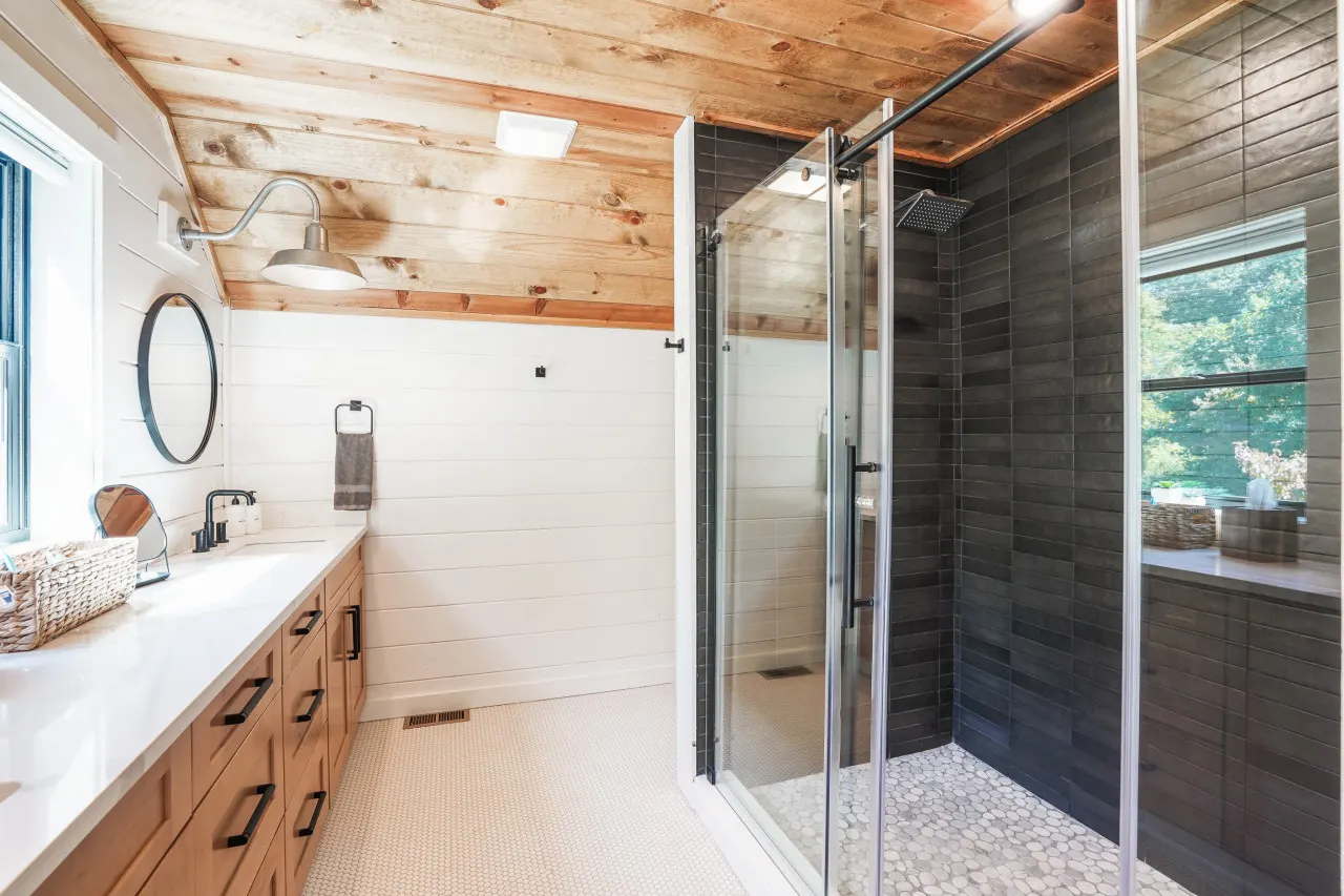 The Everwoods Lodge: Mountain-Modern Cabin in the Hocking Hills 13