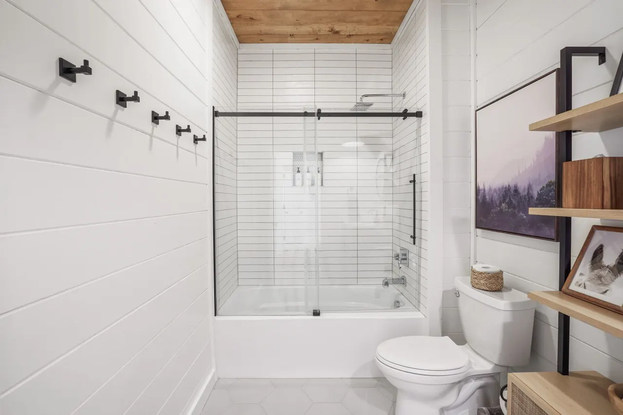 The Everwoods Lodge: Mountain-Modern Cabin in the Hocking Hills 15