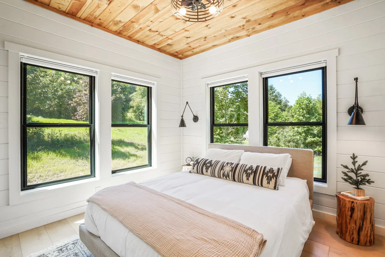 The Everwoods Lodge: Mountain-Modern Cabin in the Hocking Hills 16