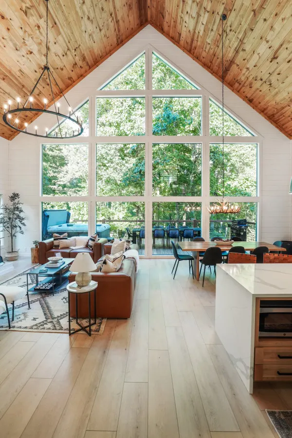 The Everwoods Lodge: Mountain-Modern Cabin in the Hocking Hills 7