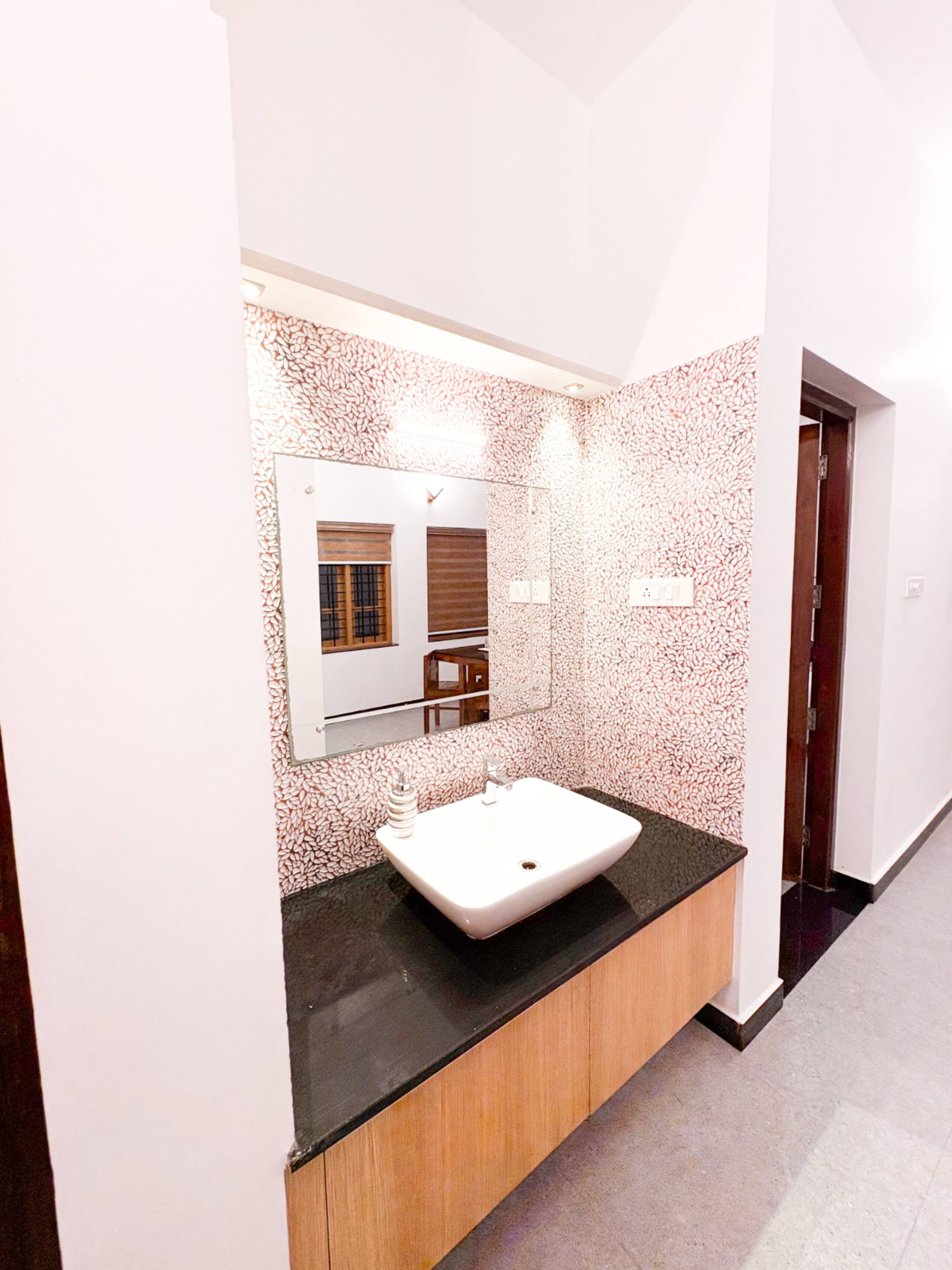 Luxury Stay Near Lulu Mall & AIMS Edappally Metro 9