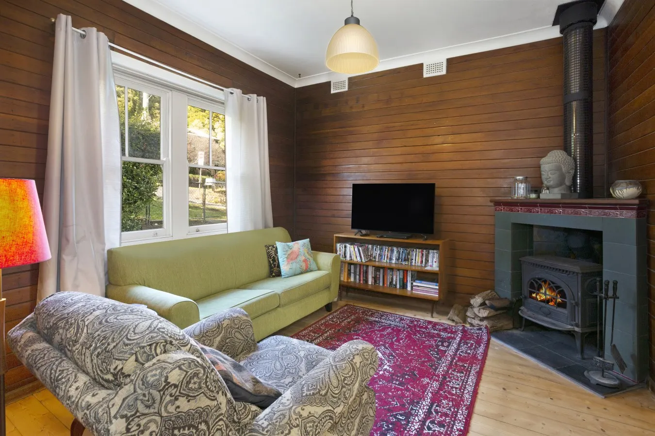 Allambee Cottage - pet friendly, close to town & the station