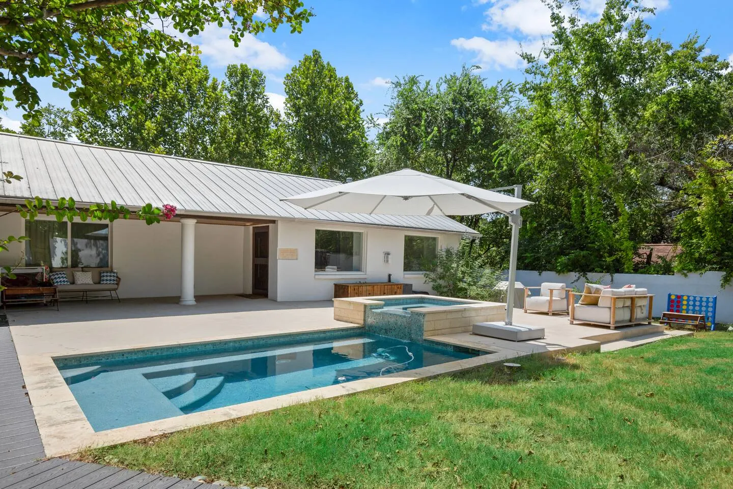SoCo & S. Lamar Dining Steps Away • Heated Pool
