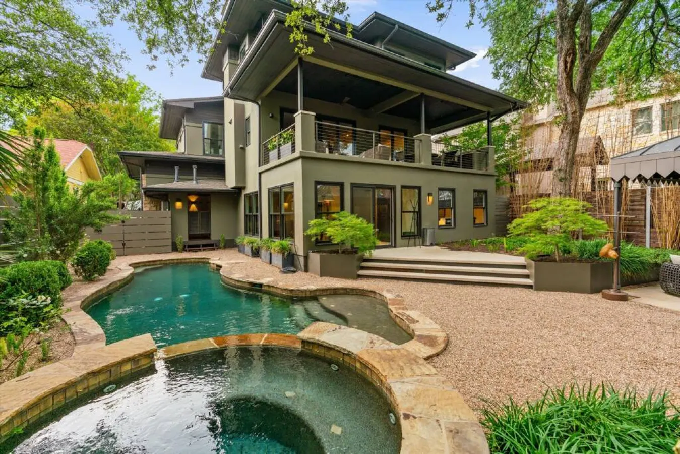 Downtown Oasis : Heated Pool : Spa : Outdoor Living/Dinning : Game Room
