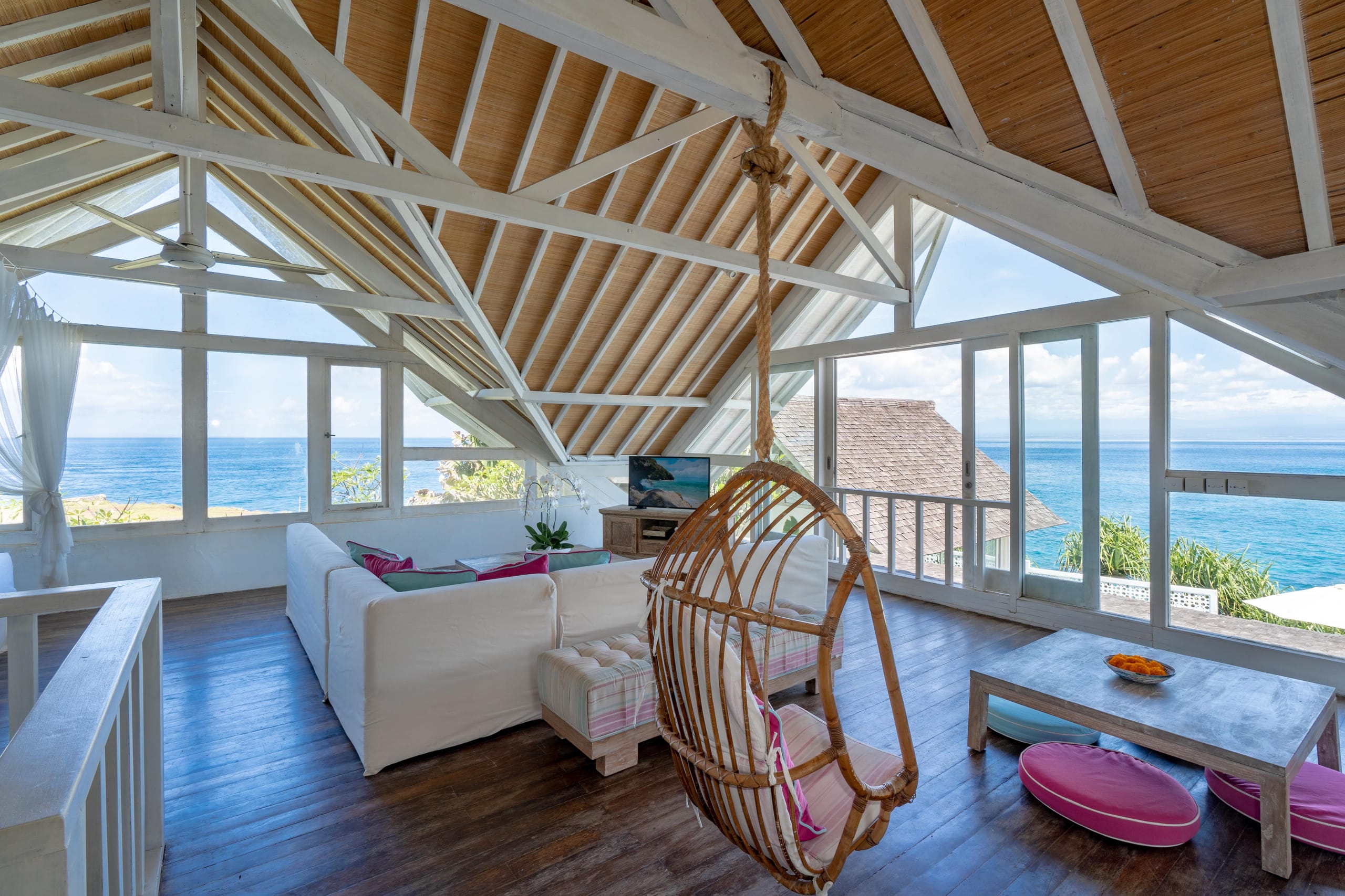 Cliffside 2BR Villa in Nusa Lembongan w/ Pool 10