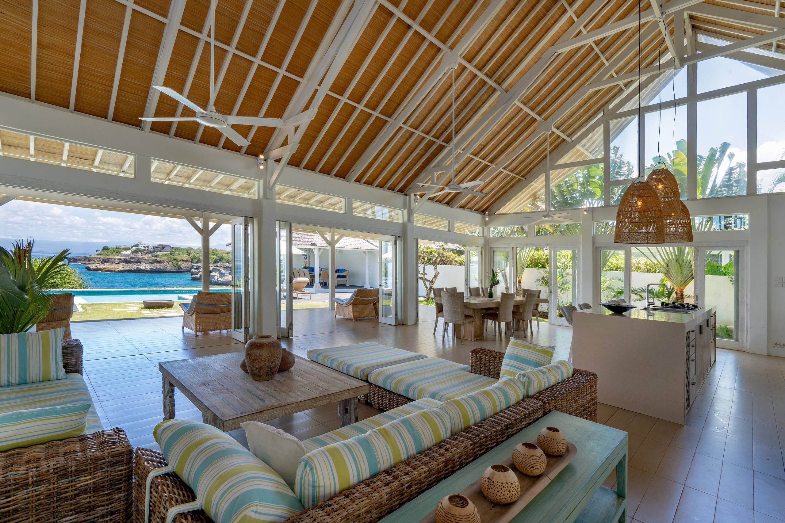 Cliffside 2BR Villa in Nusa Lembongan w/ Pool — photo 3