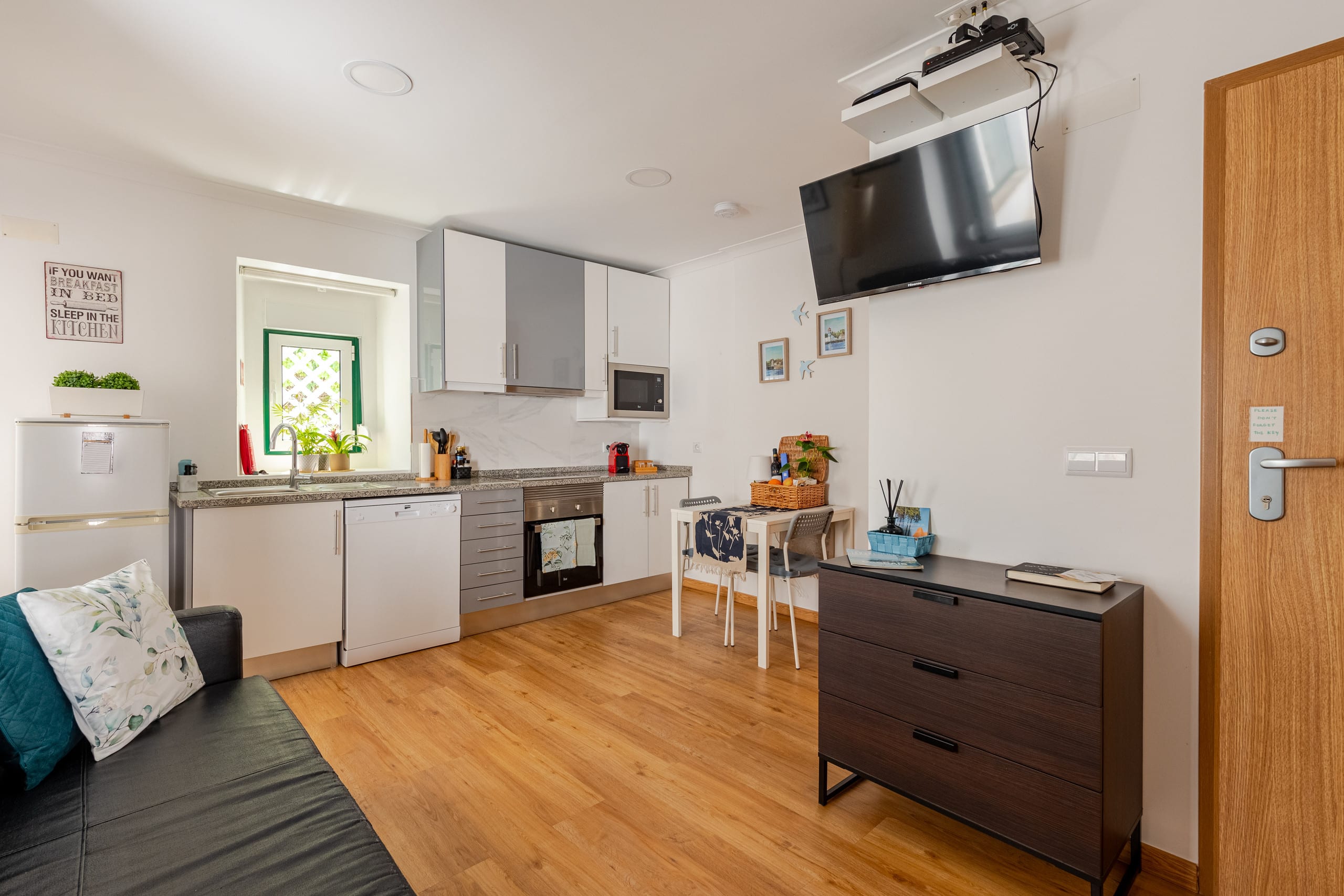 Cascais center, 2 min walk to beach, wifi and AC 13