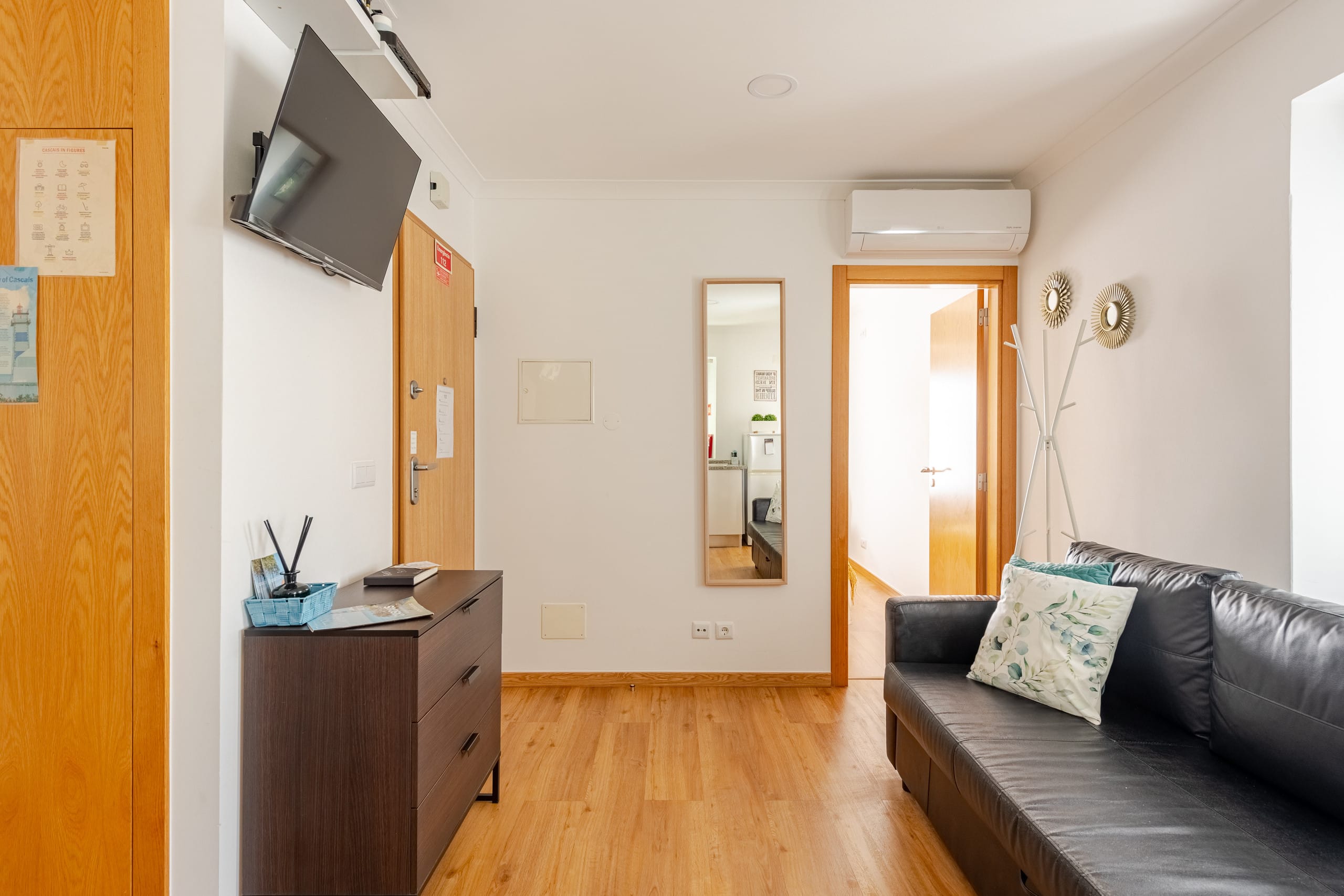 Cascais center, 2 min walk to beach, wifi and AC 9