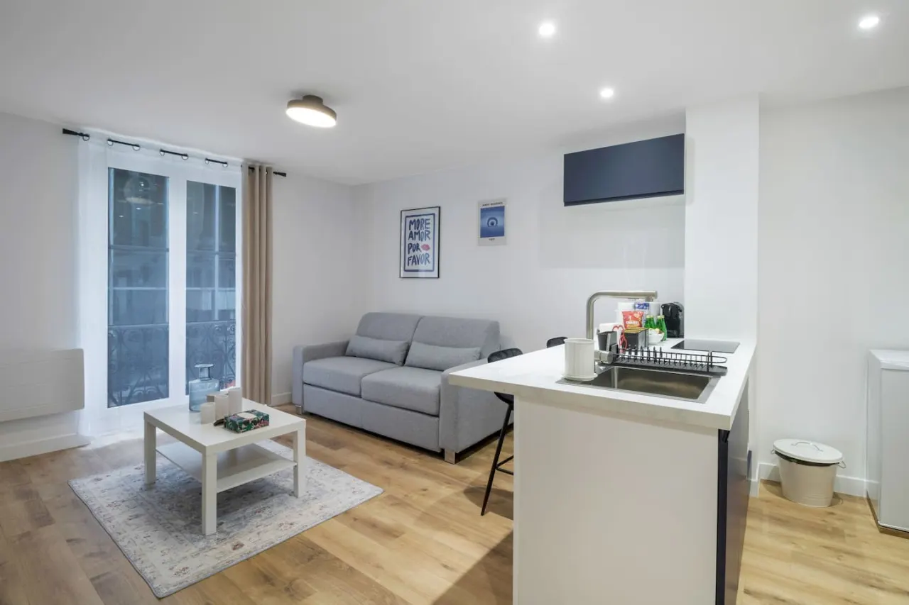 11.Appart 4pers #1 Bedroom # Pigalle # Paris 9