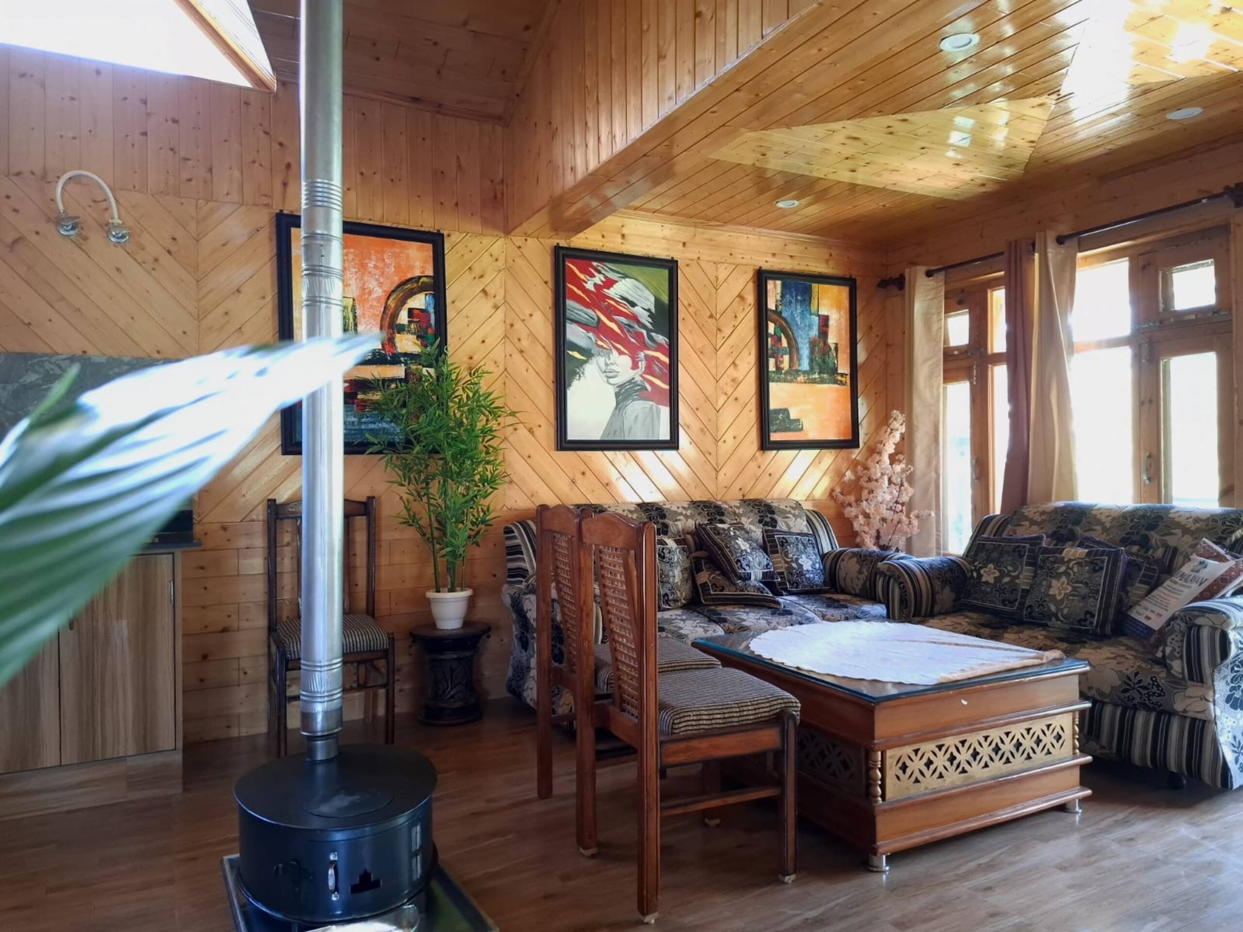 Pahadi Sukoon: Room with Stunning Mountain View
