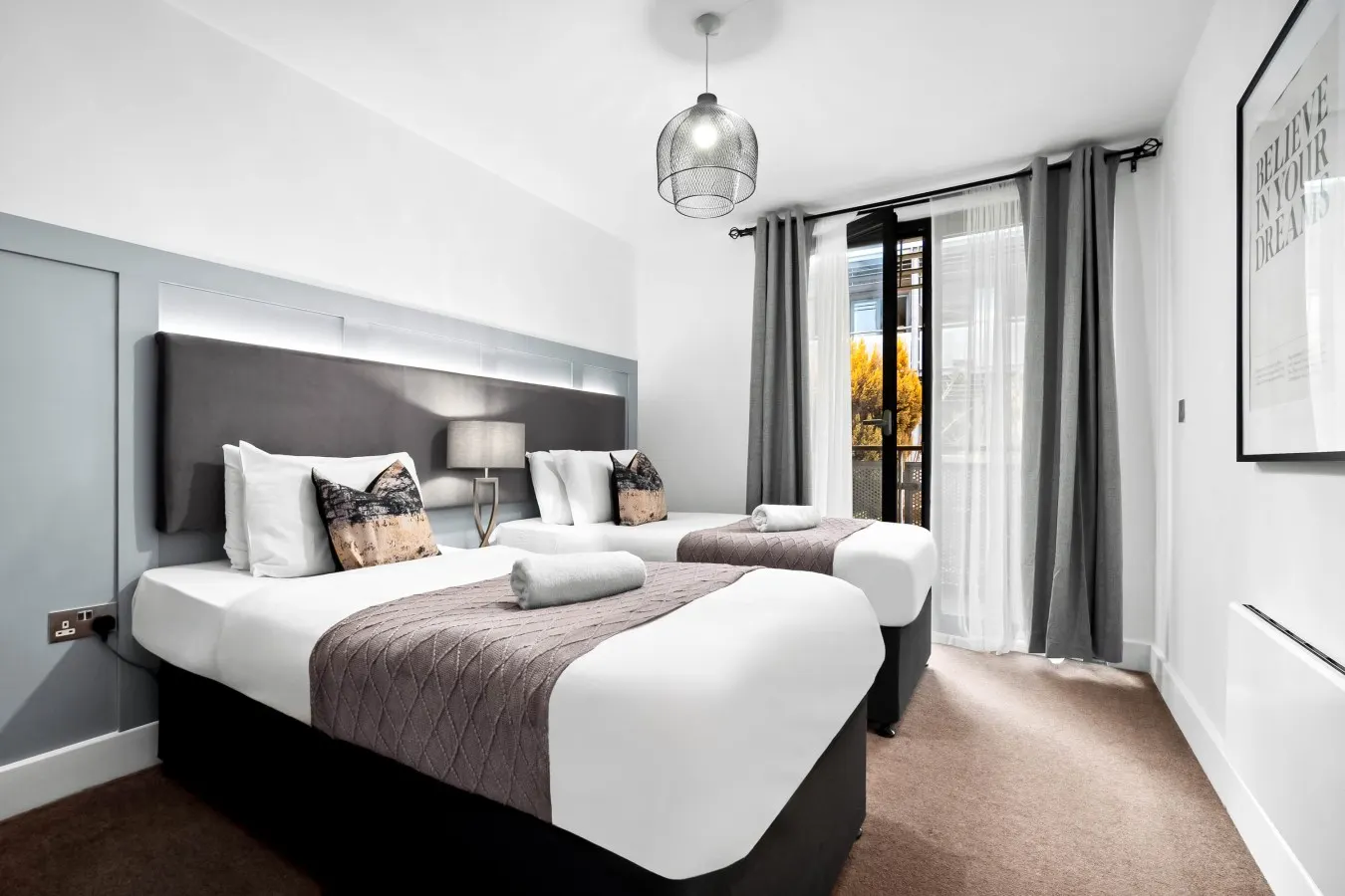 Arcadian Apartment - Single Beds - Balcony - Parking - Fast WIFI — photo 2