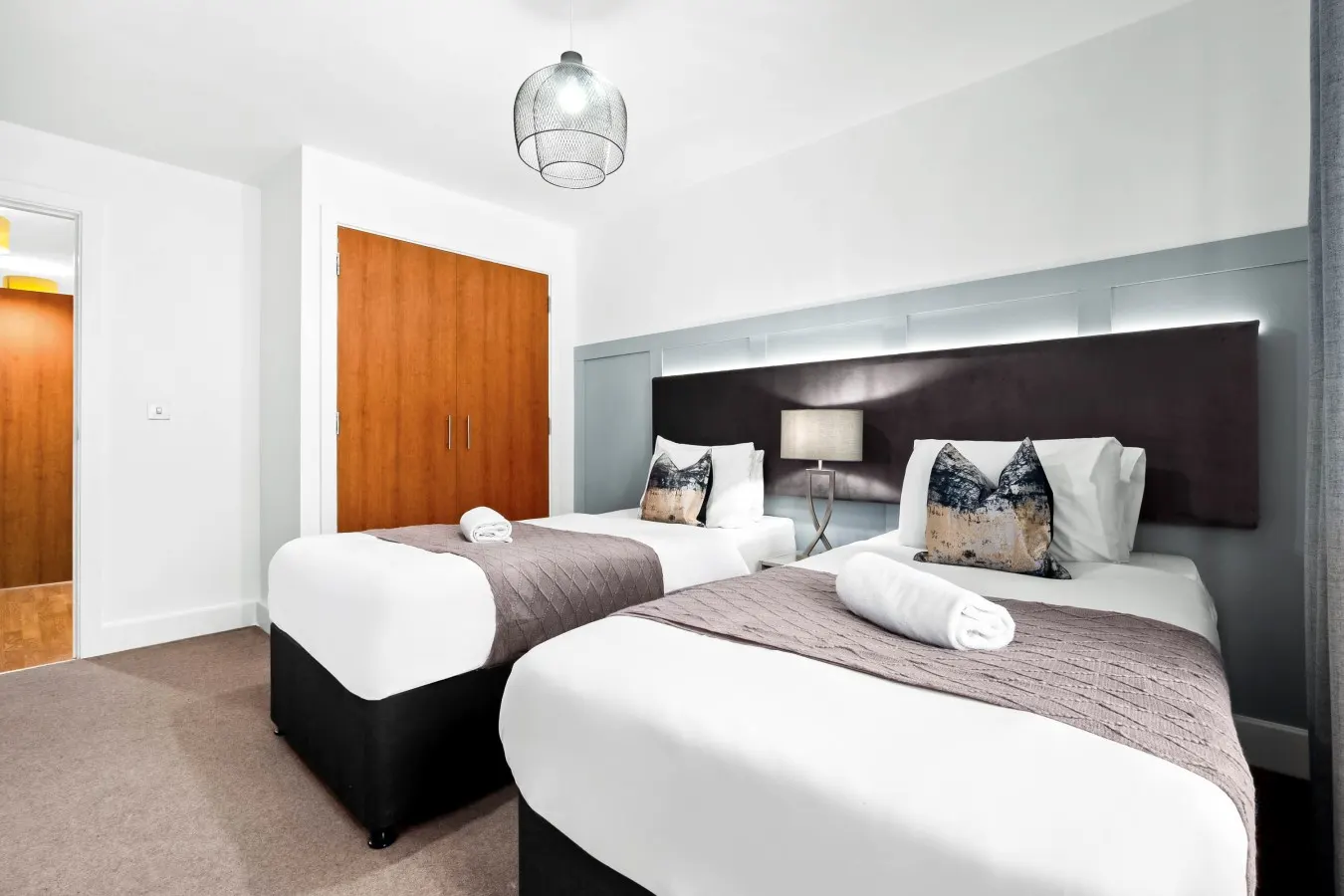 Arcadian Apartment - Single Beds - Balcony - Parking - Fast WIFI 10