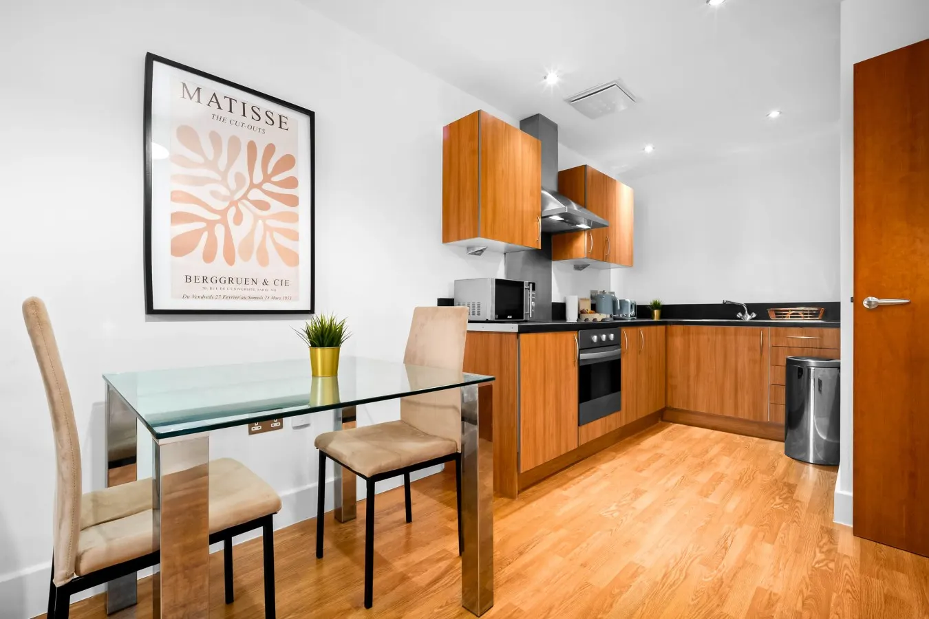 Arcadian Apartment - Single Beds - Balcony - Parking - Fast WIFI — photo 4