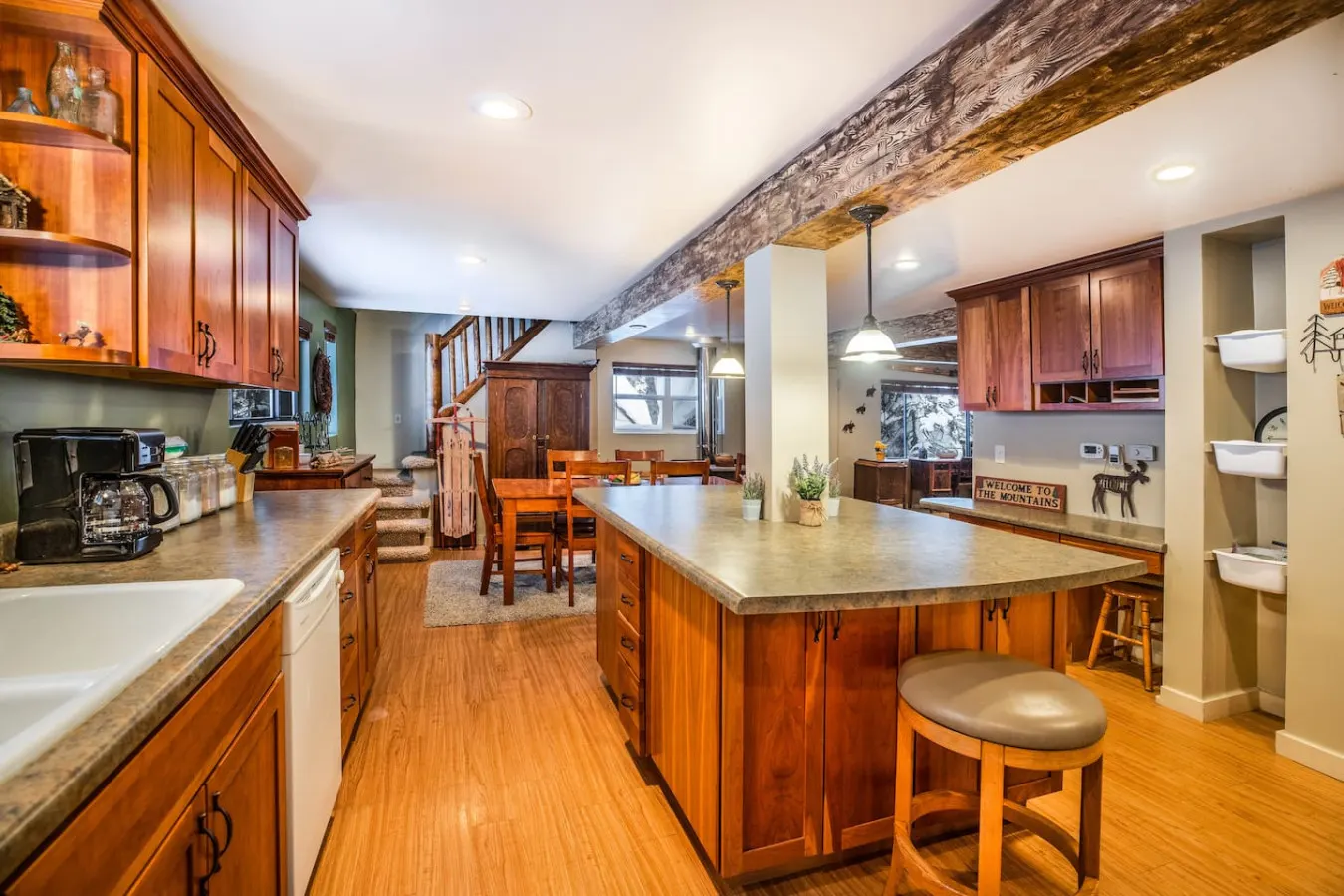 Silver Fork Mountain Retreat- Mins to Ski Resorts! — photo 3