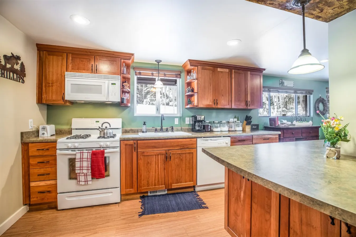 Silver Fork Mountain Retreat- Mins to Ski Resorts! — photo 4
