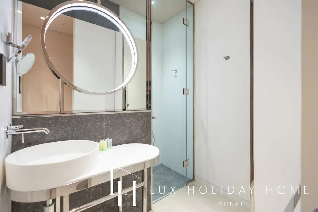 LUX The Five Star Modern Studio 13