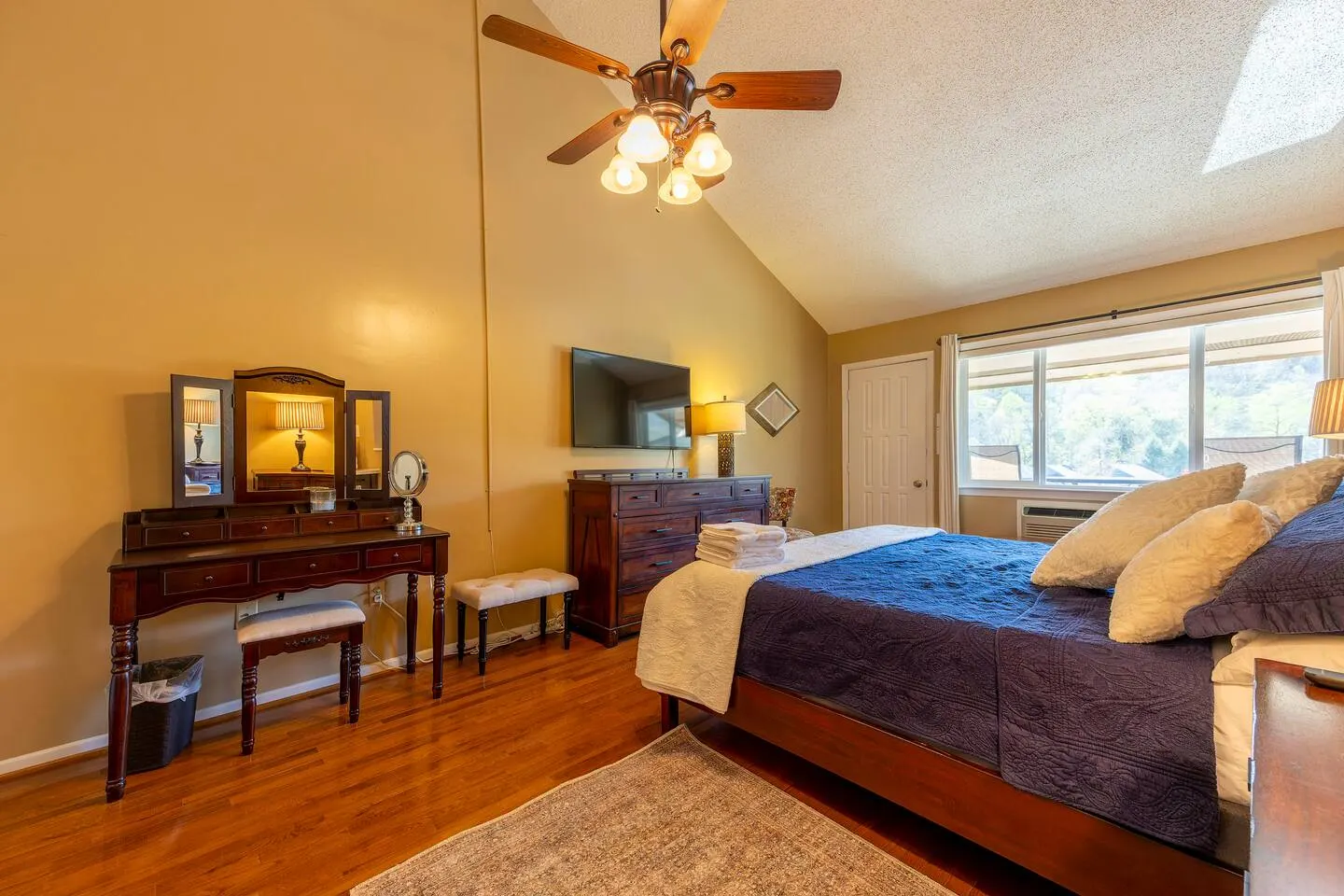 Lake View Retreat | Rumbling Bald Resort Amenities — photo 3