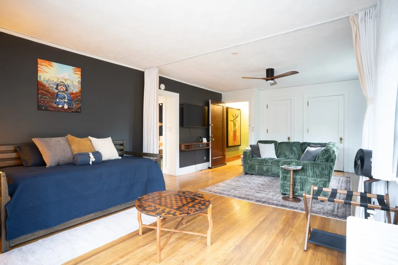 Kyoto Teahouse: Hot tub, sleeps 5, walk downtown 9