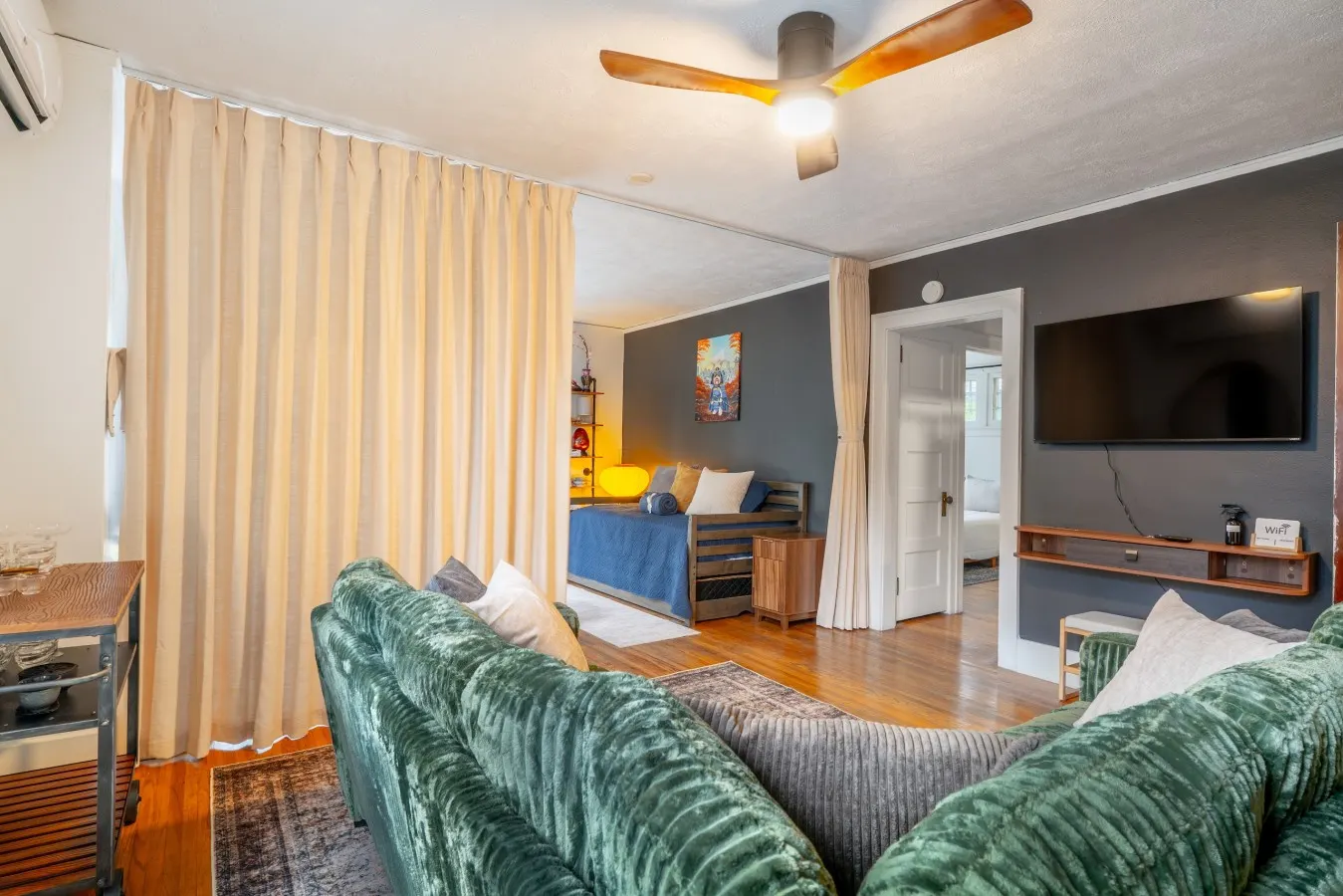Kyoto Teahouse: Hot tub, sleeps 5, walk downtown 10