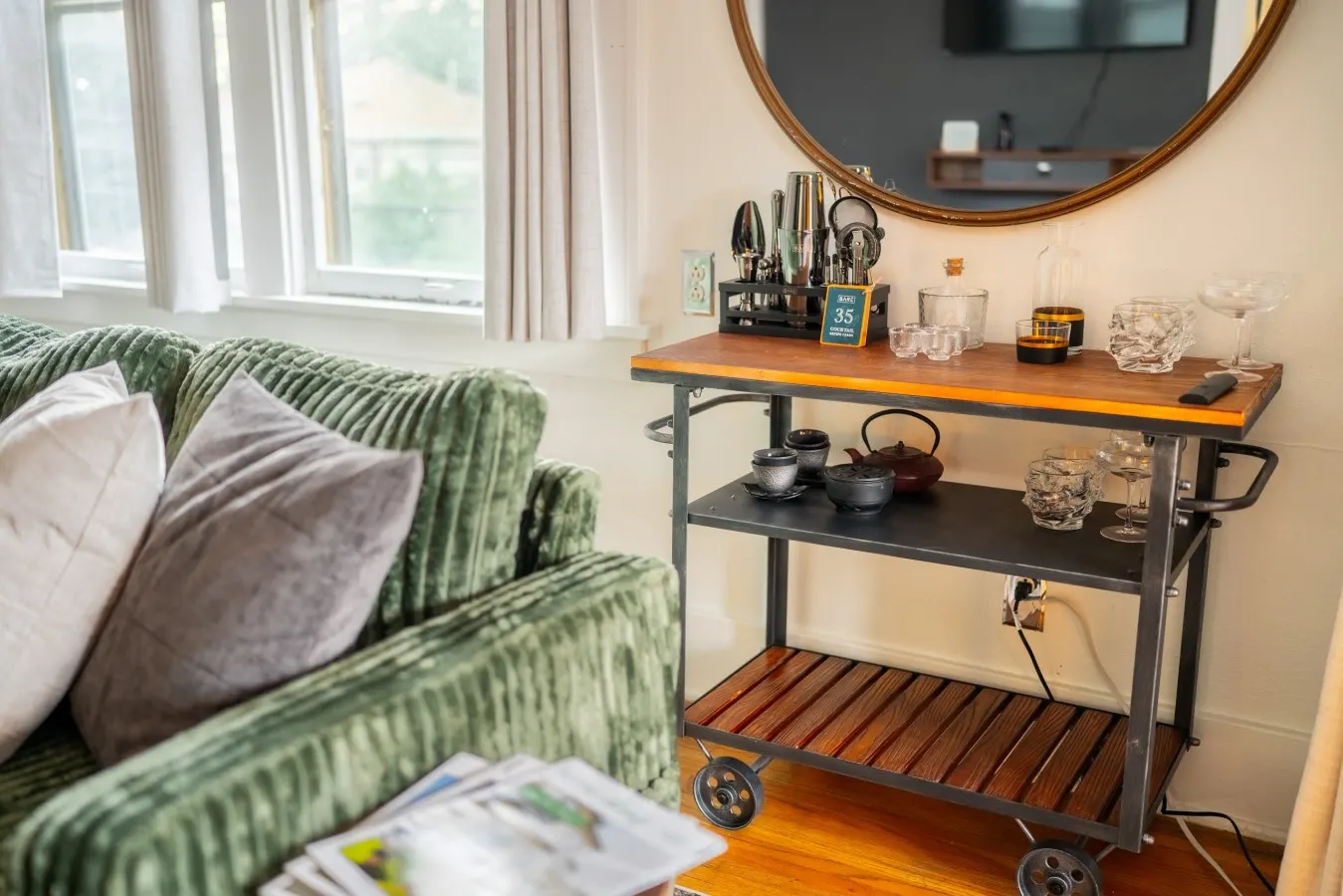 Kyoto Teahouse: Hot tub, sleeps 5, walk downtown 15