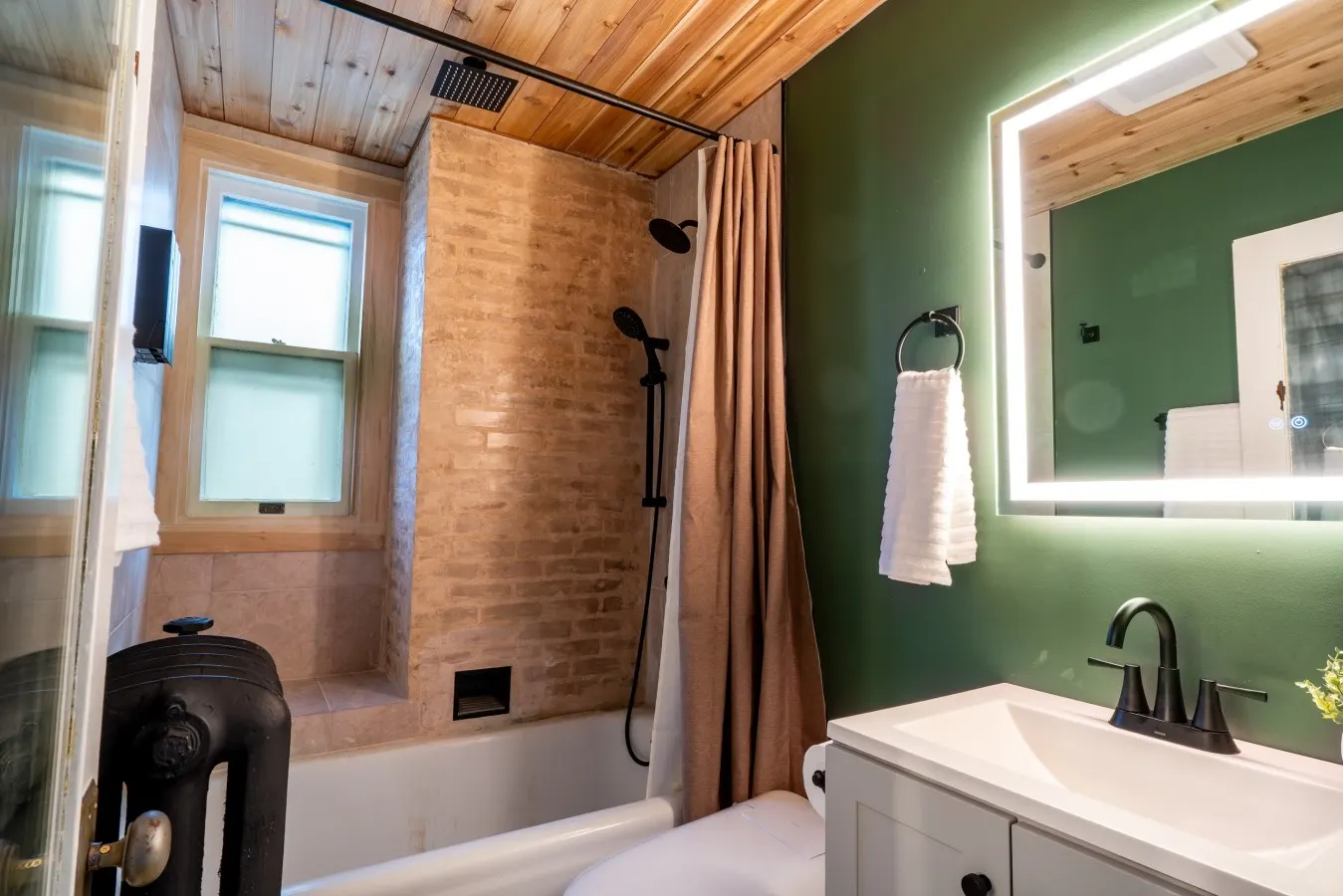 Kyoto Teahouse: Hot tub, sleeps 5, walk downtown — photo 4